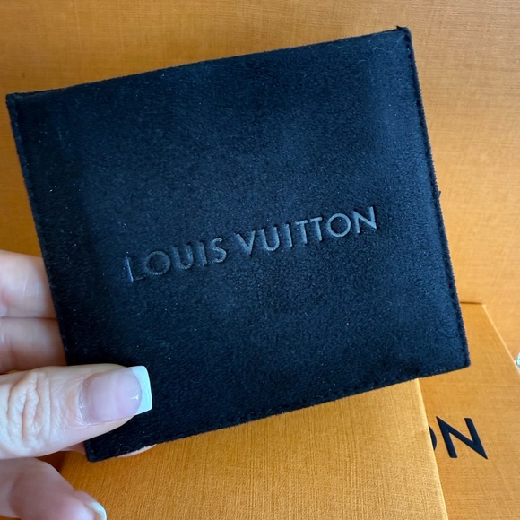 💋NEW💋Louis Vuitton Black compact pouch. - Picture 4 of 8